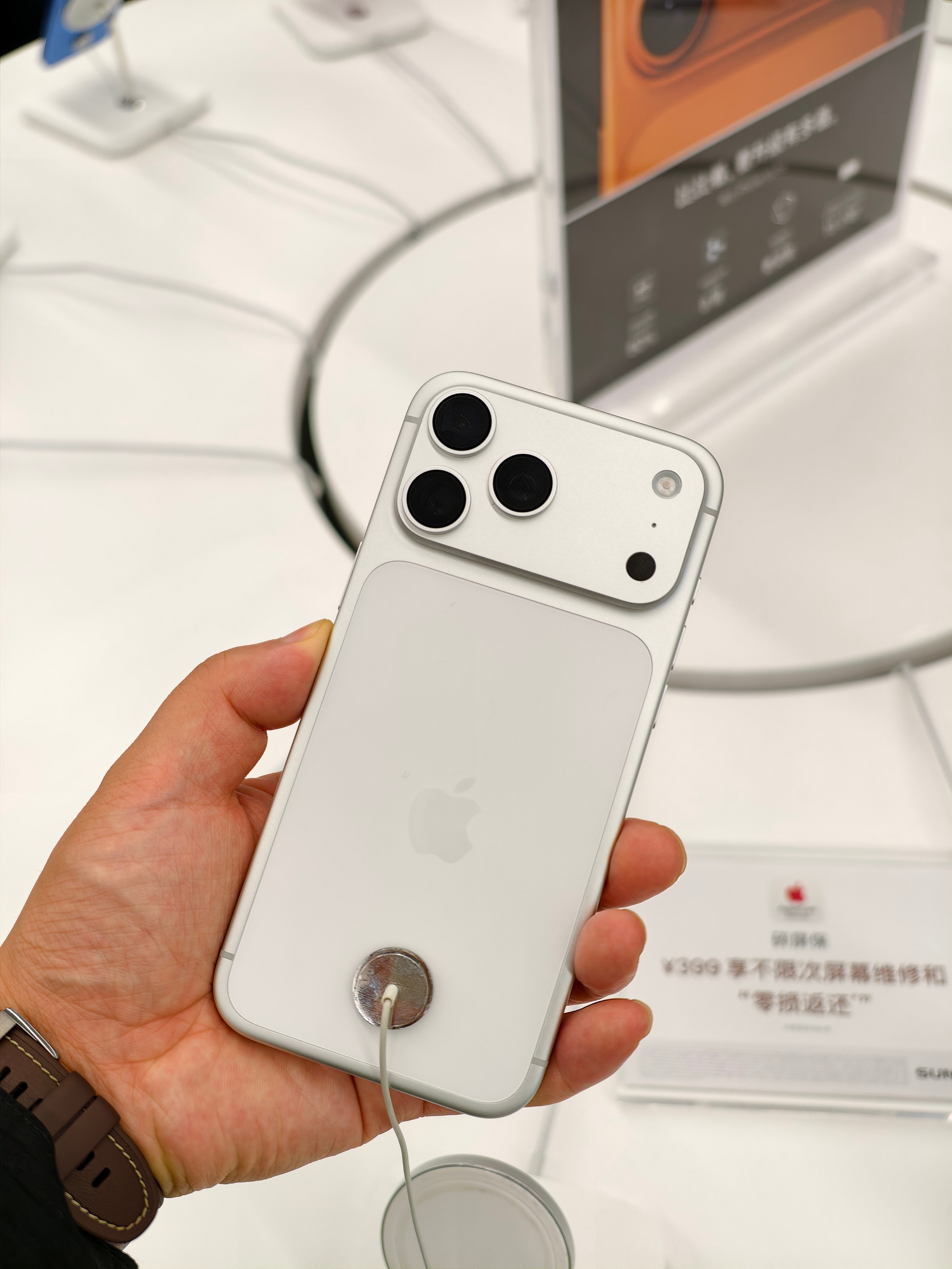 iPhone17系列展示机刮痕原因 之前看了一下，其实就蓝色这个版本是刮痕最严重