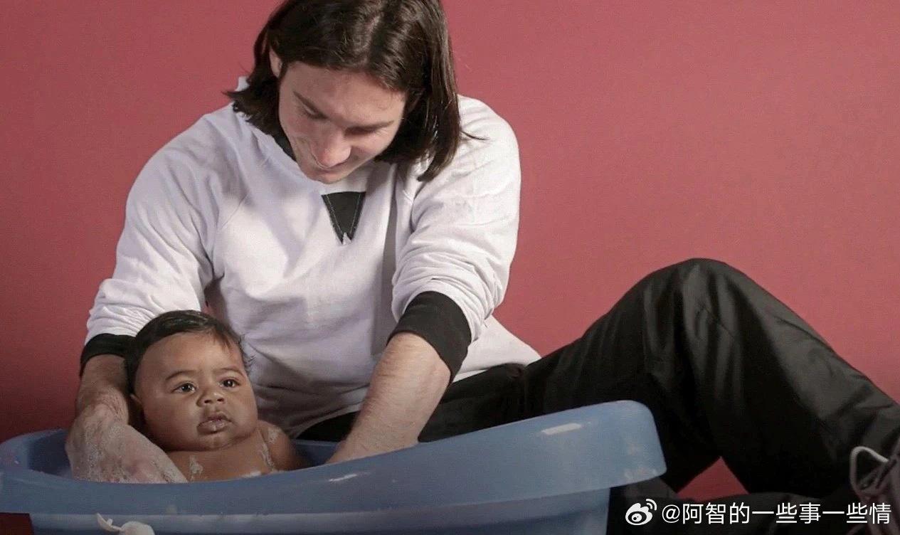 亚马尔6个月大的时候被梅球王洗礼过……亚马尔的爸爸也才37岁……青春风暴太虐人了