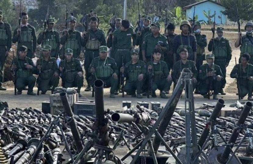 柬埔寨称：13日早晨泰国出动两架F-16，向柬境内投了7枚炸弹。今天早上泰国两架