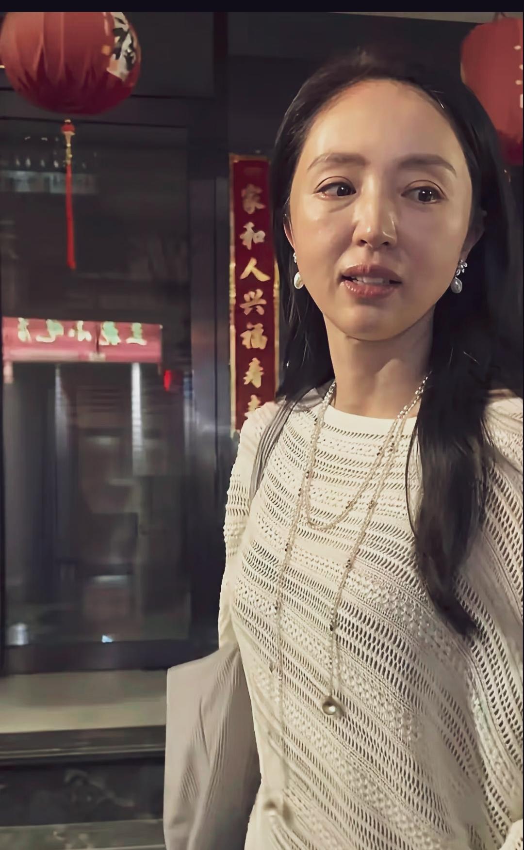 路人镜头下的董璇，脸颊馒化，眼袋下垂，模样憔悴。