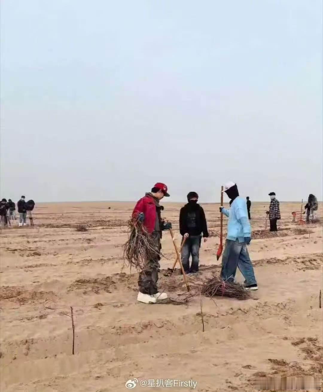 十个勤天新疆全障碍沟通种地吧三个少年对着摊主比划沟通，一人想买包子一人忙着揽客，