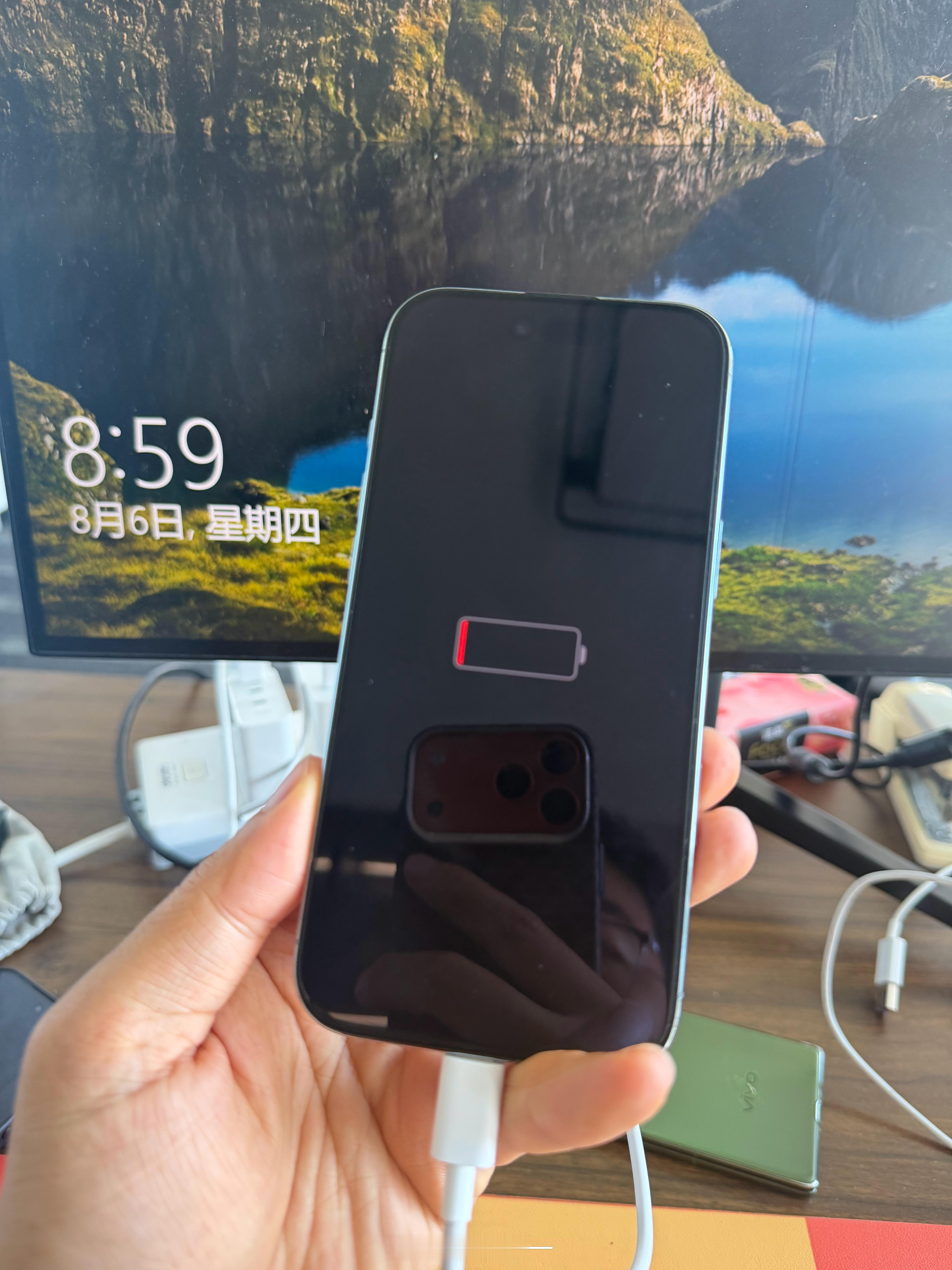 我去，家人们，我的iPhone Air真被我放坏了吗？昨晚放公司充了一晚上，今天