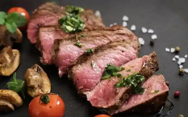 阿根廷牛肉舍近求远，跨洋万里来到中国，售价反而更低，表面反常，背后却是冷冰冰的商