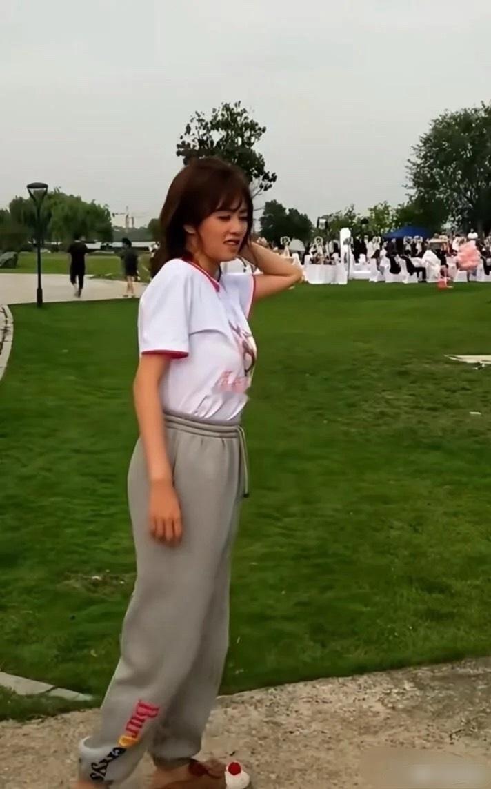 白鹿淘宝模特时期的身材比例绝了！完全不用修图，网友直呼：这就是行走的衣架子吧！ 