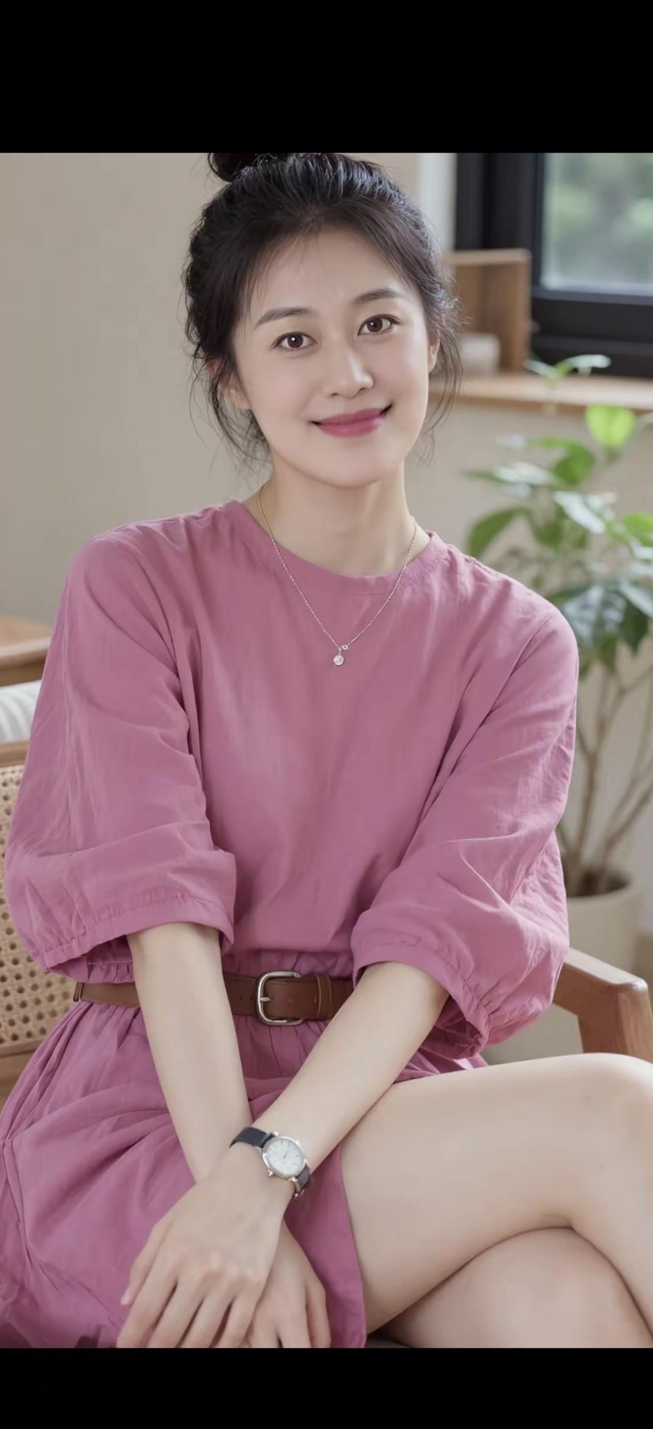 紫衣美人坐，笑语如春风。