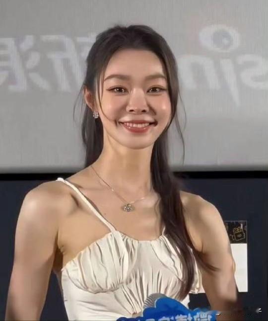 演员宋轶，这是得罪造型师了？[捂脸]
8月31日，演员宋轶登上热搜，这一次，不是