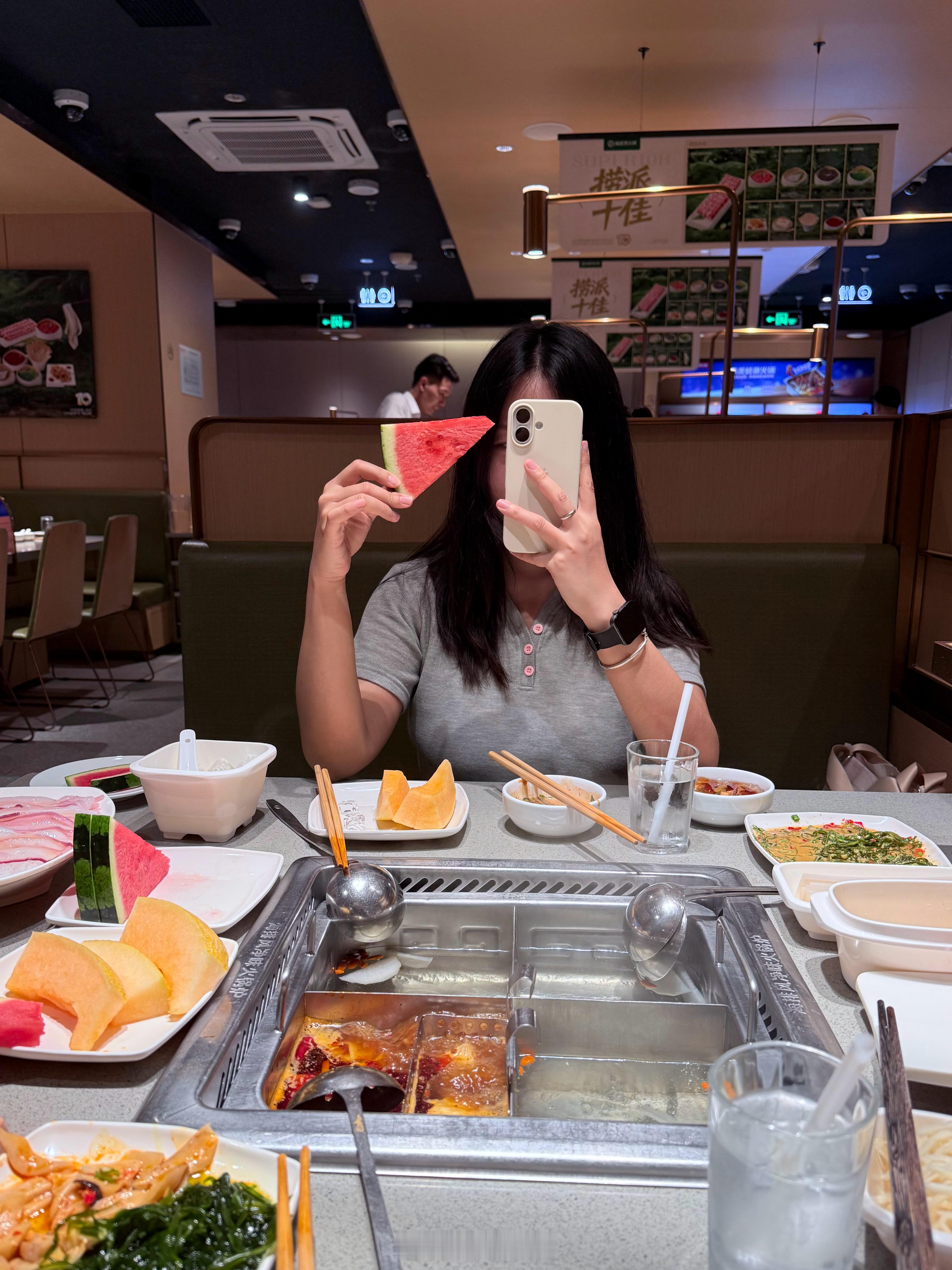 明明上一秒还在游泳下一秒已经吃上了海底捞 ​​​