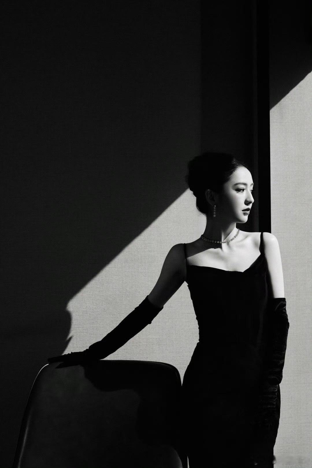 佟丽娅黑裙一整个优雅住了 今晚全场最佳，简简单单的黑裙，尽显优雅明媚