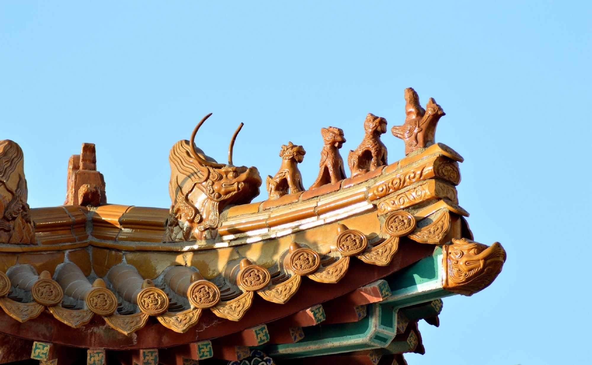 江南许多小镇的古建筑上面，都会有“脊兽”，俗称五脊六兽。什么是五脊六兽？五脊六兽