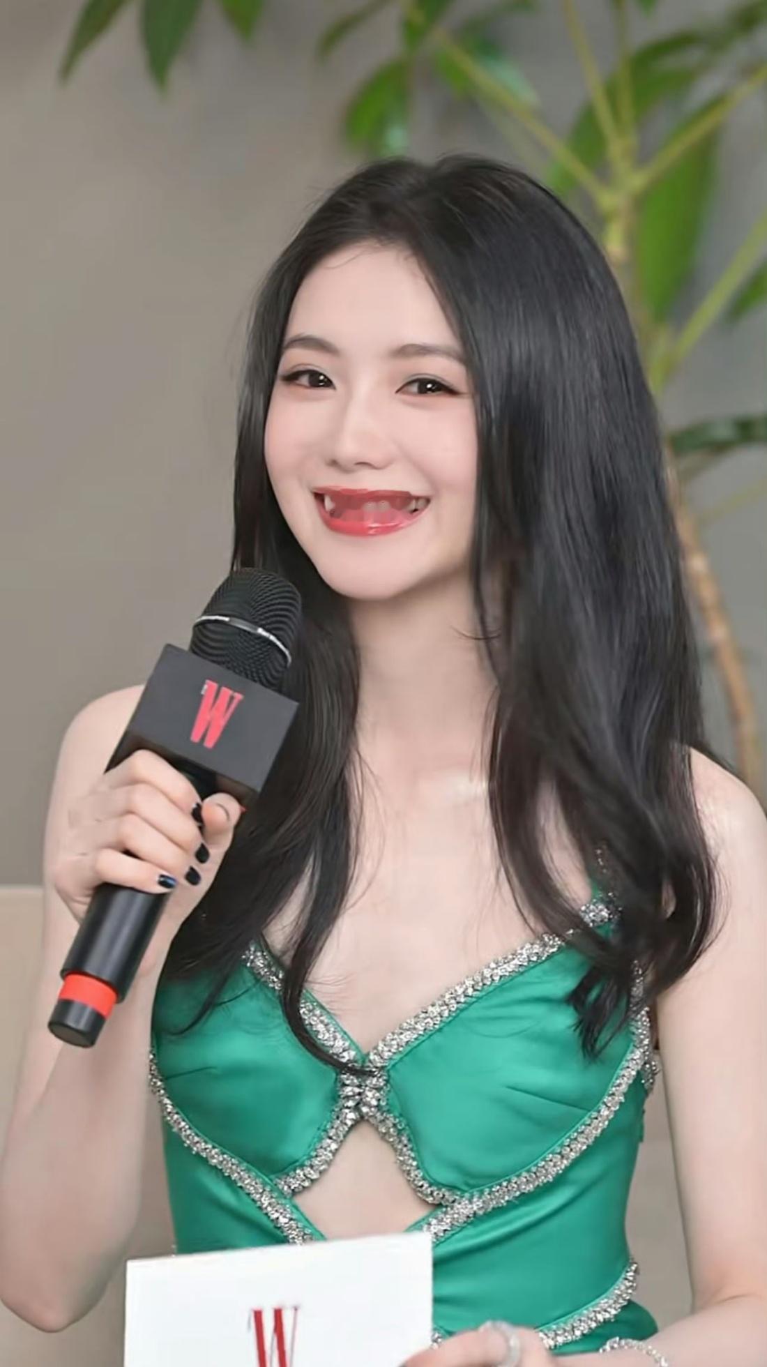 刘浩存绿色镂空长裙存子好美好美😻，眼睛亮亮的，期待主角忆秦娥 ​​​