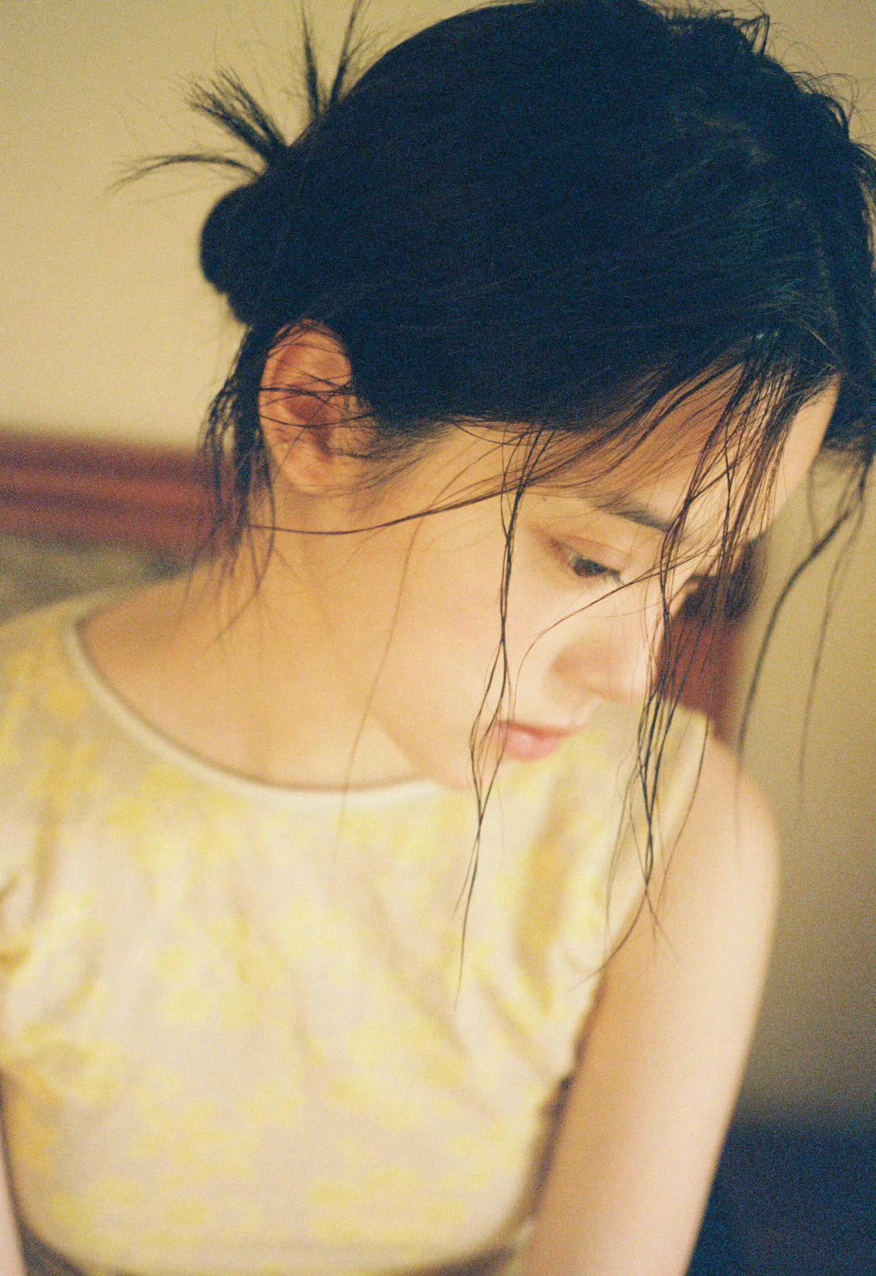 欧阳娜娜夏日少女心事夏日光影落在欧阳娜娜身上，满是鲜活灵动的少女气息。眉眼温柔自