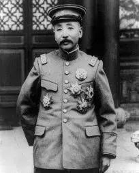 1906年，31岁的张作霖强势娶了18岁的许澍旸。大婚当夜，张作霖搂着许澍旸纤细