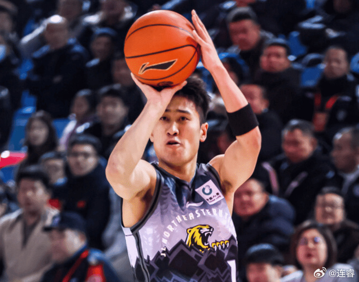 吉林vs山西的比赛进行到第四节中后段，目前比分焦灼。姜伟泽已经得到26分5助攻，