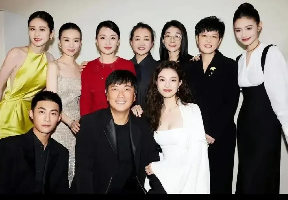 后排左一和右一都是新锐人气演员，大家更欣赏谁呢？感觉颖儿的戏比较细腻，情感丰满，