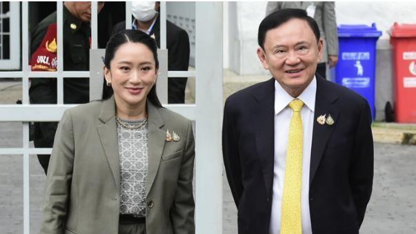 [太阳]入狱后的首次探监！泰国前总理佩通坦带着母亲和姐姐来看望父亲他信，双方只能