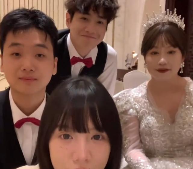 患癌妈妈邓静补办婚礼，百万网红池早含泪帮忙，一句话令全网破防！
百万网红池早为乳