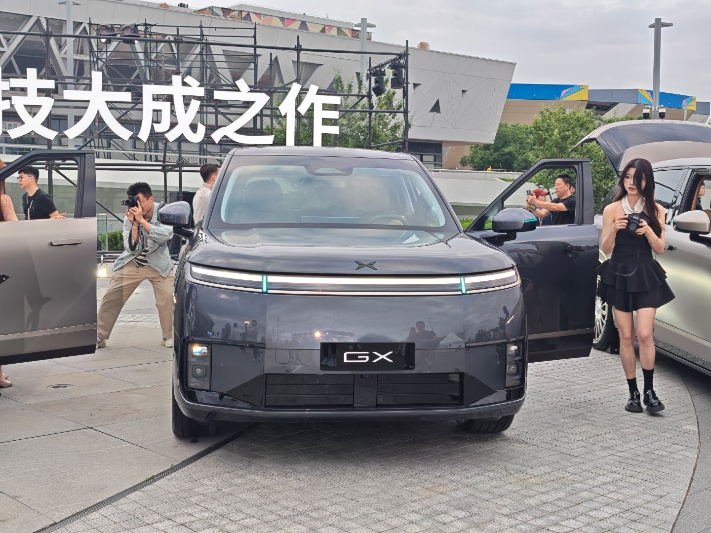 来小鹏GX上市发布会啦！现场好多帅哥美女，看不过来了～大家都在排队体验GX，太火