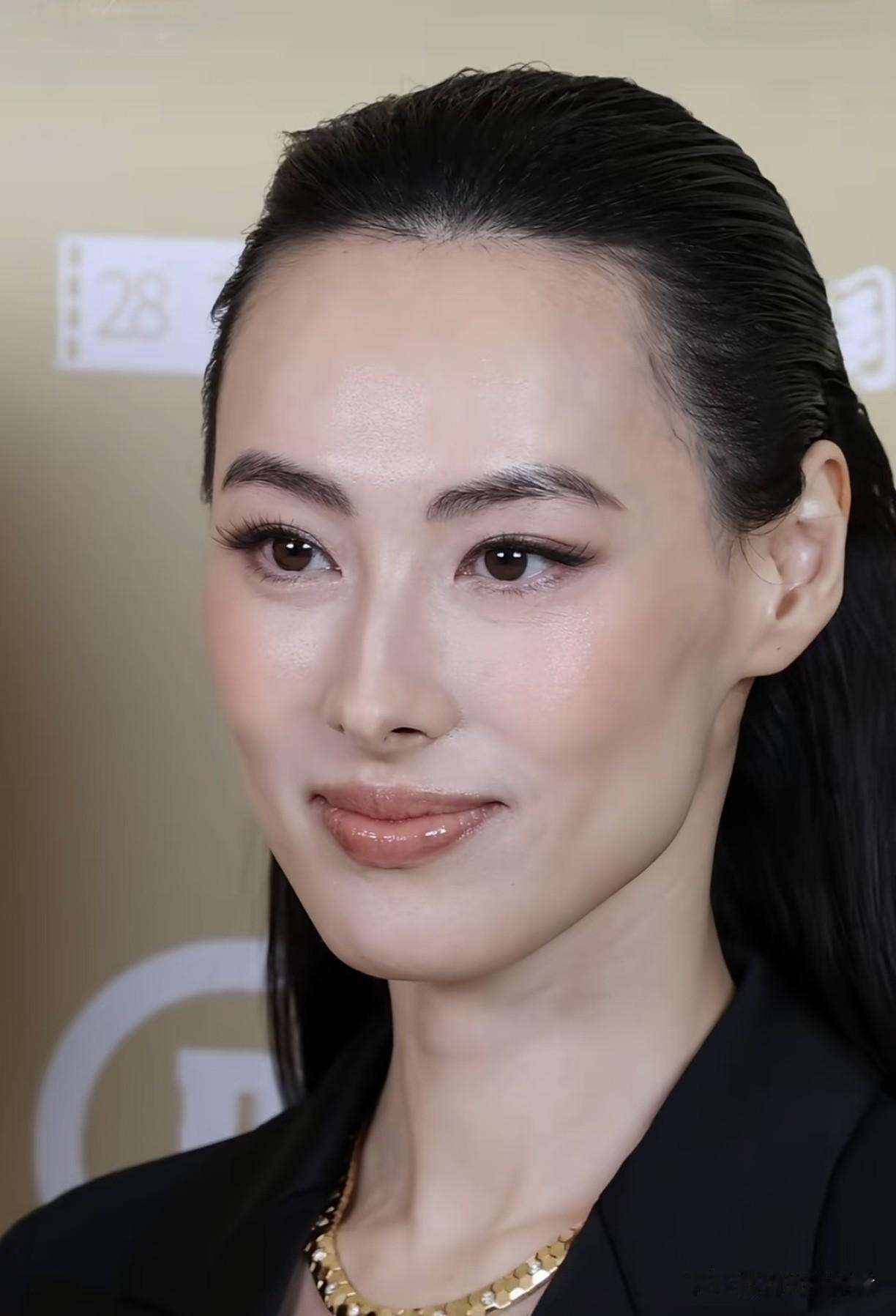 其实明眼人都看得出来，
梁洛施最厉害的一点，

根本不是生了三个李家儿子，也不是