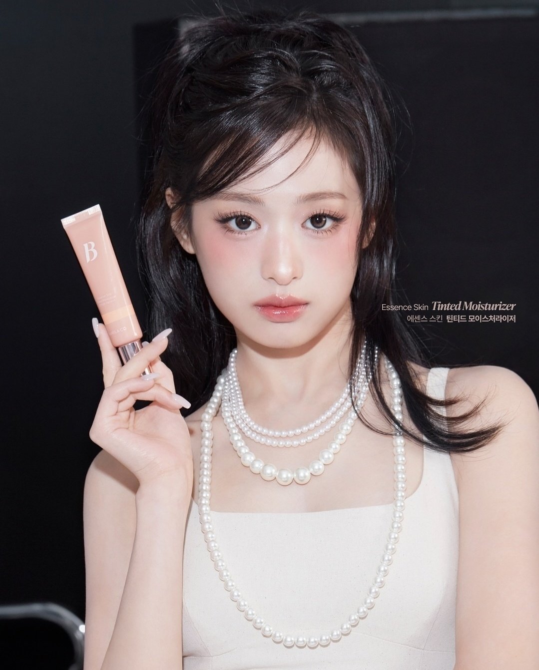 雅贤同款唇妆爆火，大批粉丝争相复刻，各大彩妆品牌也纷纷参考她的唇色推出新品"AH