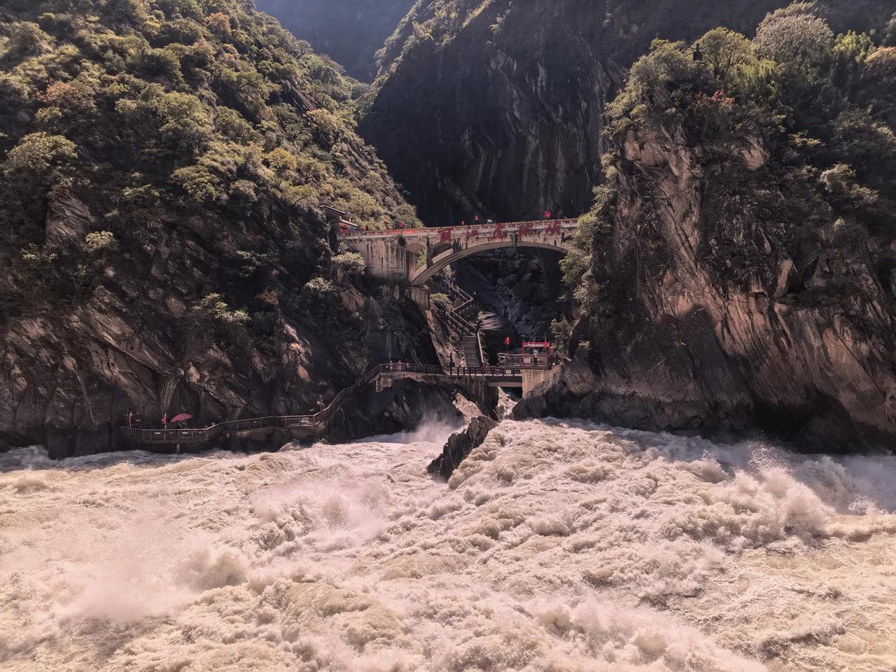 游云南虎跳峡（三）
虎跳峡呀！虎跳峡呀！愿望终于实现啦！我念初中的时候，就知道在