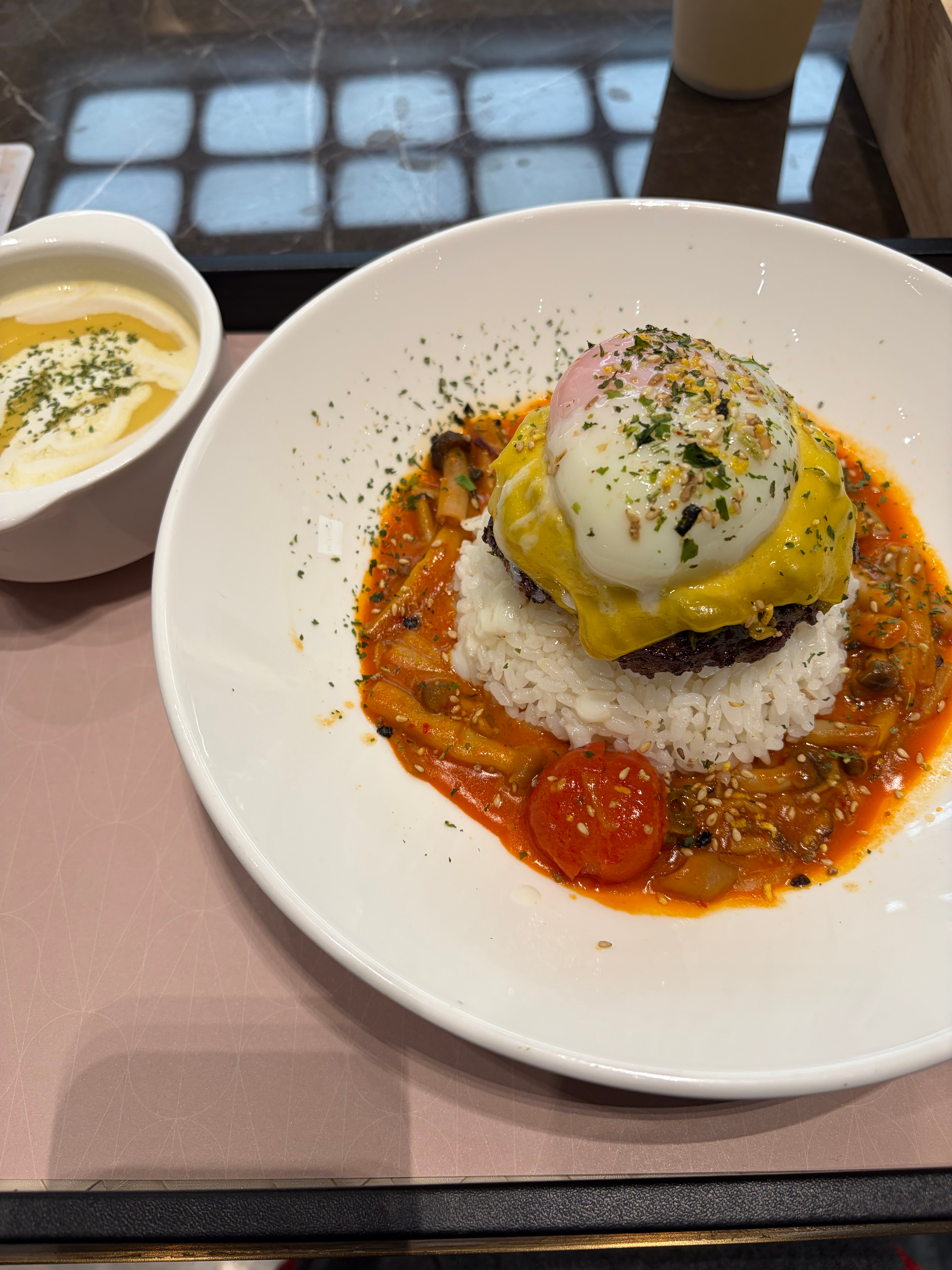 服务小哥小心翼翼的递过来，就怕溏心蛋破了。 