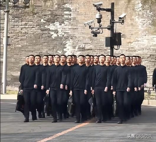 近日，北京，路上走来一群着便装的军人，个个昂首挺胸，气宇轩昂。即使未着军装，依然