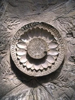 敦煌 | 最美莲花当我们谈论敦煌，总绕不开飞天、壁画与佛龛，但你是否注意到：几乎