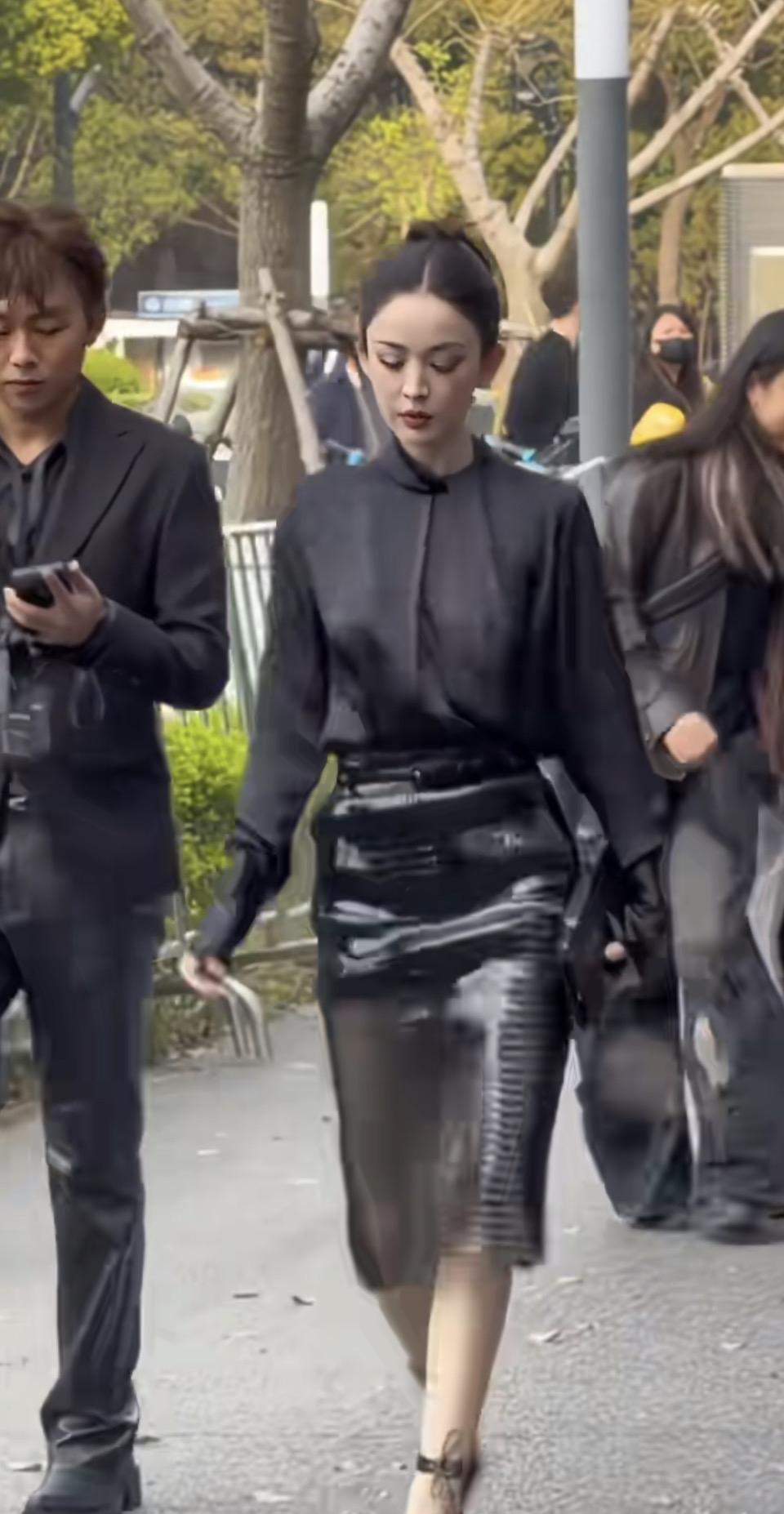 街头黑调[赞]古力娜扎的气场杀，春日街头，古力娜扎一身全黑造型惊艳出街，瞬间成为
