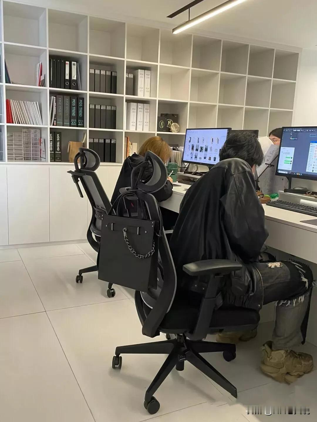 这周公司与一个80年，合同本月底到期的老哥下了不续约的事宜。老哥淡定的表现，让我