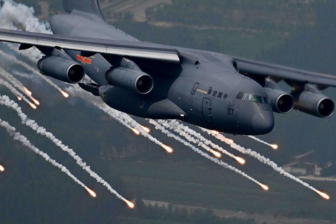 2022年7月14日，空军航空兵某部开展实战化训练，运-20飞机施放干扰弹，模拟