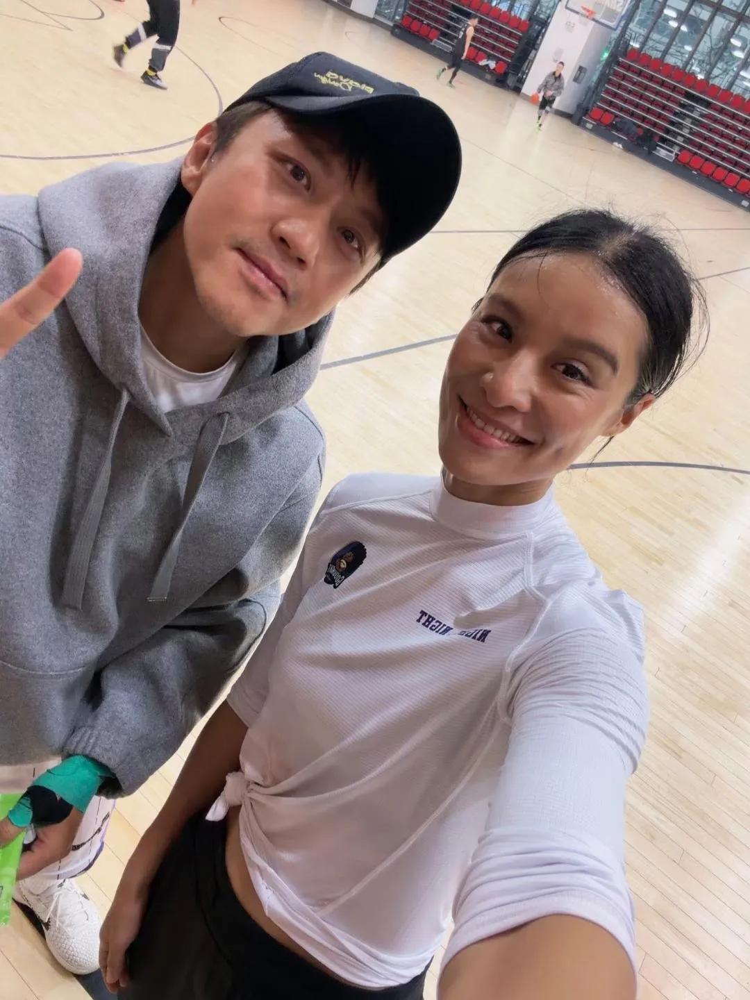 邓超现身篮球馆打篮球，他穿衣打扮简单普通，戴着鸭舌帽，整个人看着年轻了很多。他皮