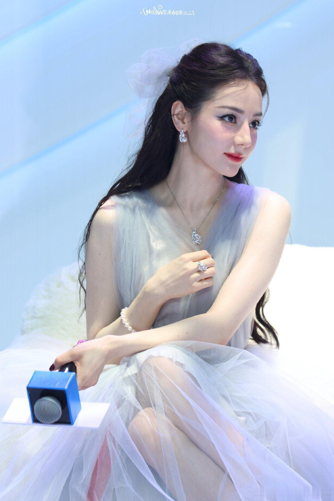 迪丽热巴顶住了大顶光迪丽热巴24K纯生图[爱你][爱你] ​​​