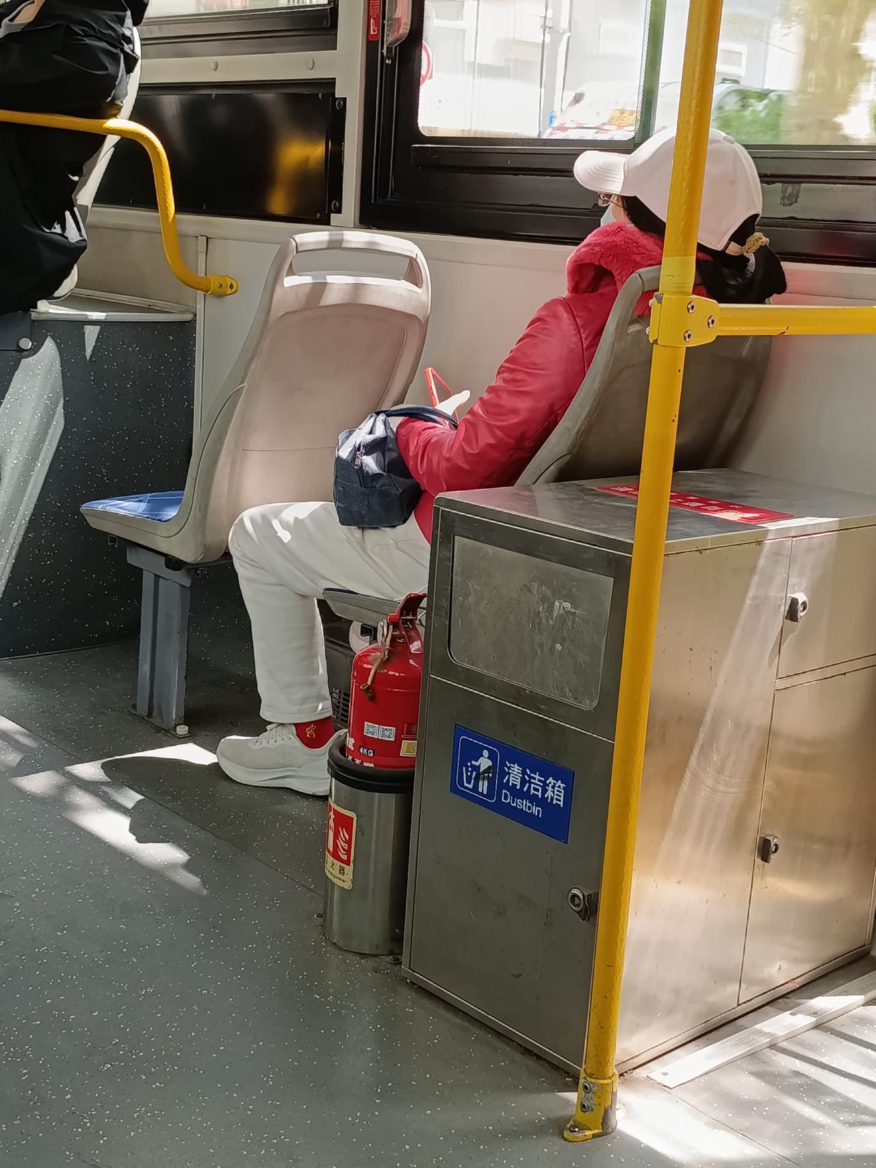 今天下午青岛艳阳高照，气温20度。

    穿了两件衣服有点燥热，在公交车上居