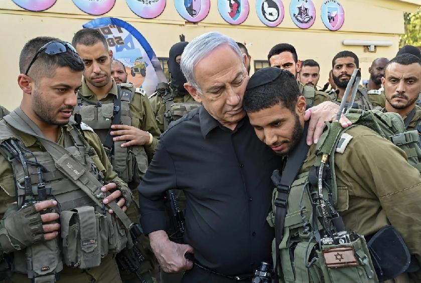 内塔尼亚胡搂着一个年轻的士兵，所有人的心情都很沉重。
内塔尼亚胡夫妇和一群人会面