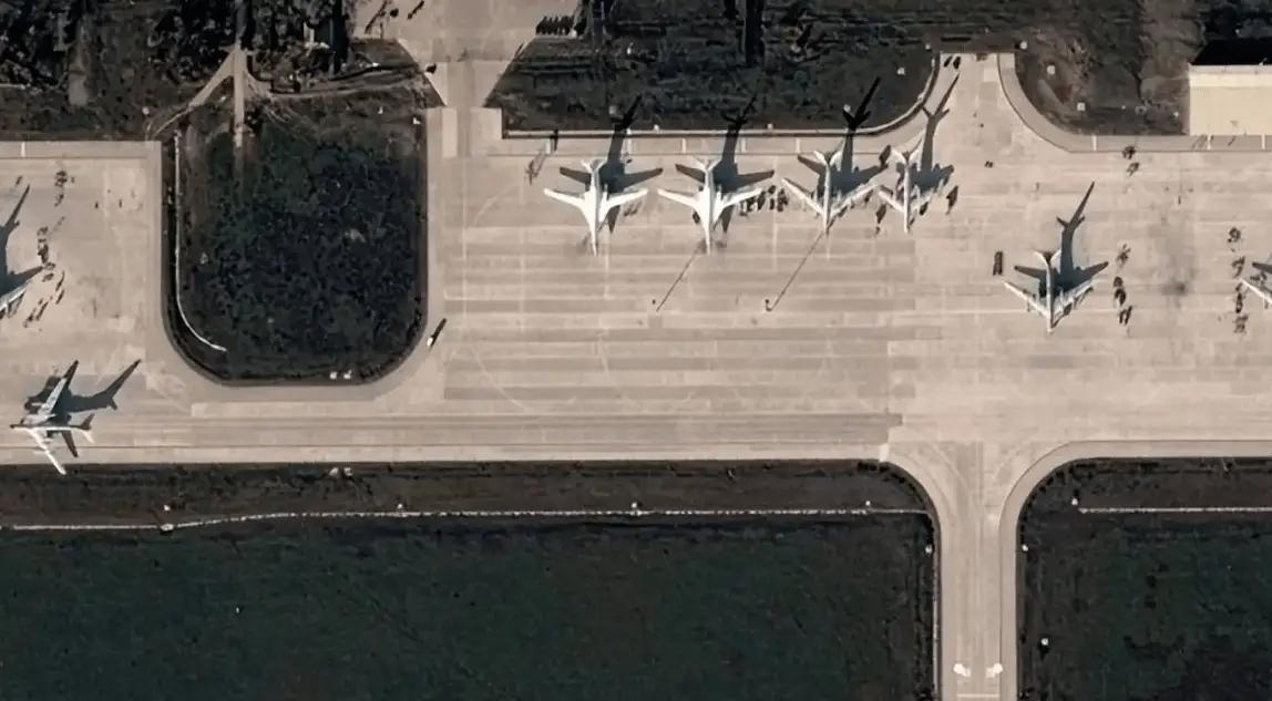 乌克兰狂造上万架无人机轮番偷袭俄军后方，防空导弹根本耗不起谁能扛住？把提供战场数