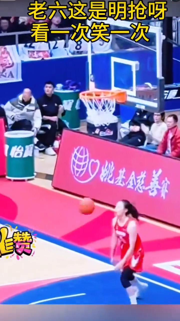 老六这是明抢呀？看一次笑一次。
教科书般的神传球，神助攻。