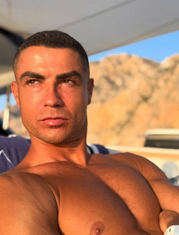 罗哥去Onlyfans，肯定赚大钱，还踢啥球啊。 