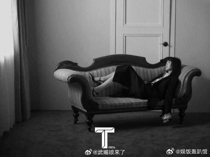 唐嫣连续三年登封杂志七月刊封面 三度盛夏奔赴同一场镜头之约，唐嫣稳稳拿下三年七月