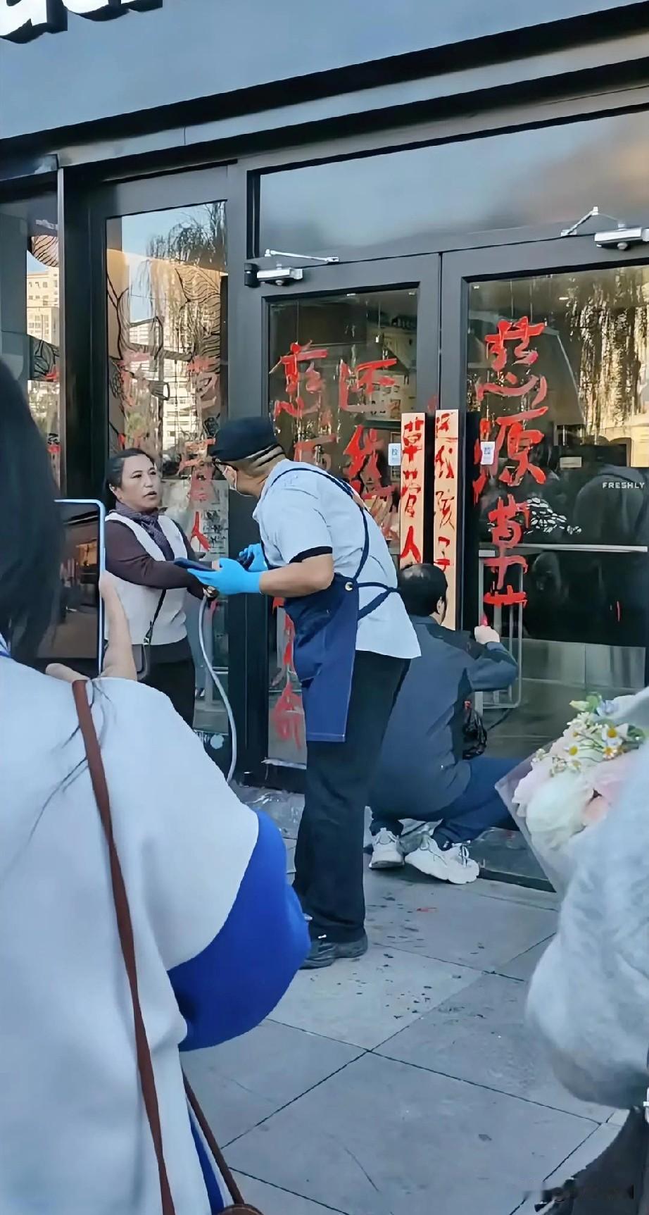 瑞幸咖啡店，一有家室店长骗17岁小姑娘，父母上门要玩法。员工问题找员工家里，瑞幸