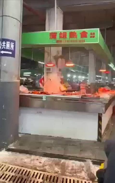 【女子买4斤肉少1斤重新称每斤贵2元 当事人：不能接受，打了12315】7月7日