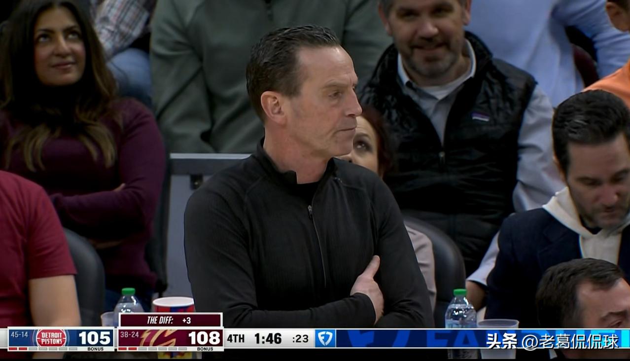 骑士主帅阿特金森真是一筹莫展！在今天骑士主场迎战活塞的比赛中，当时比赛进行到了第