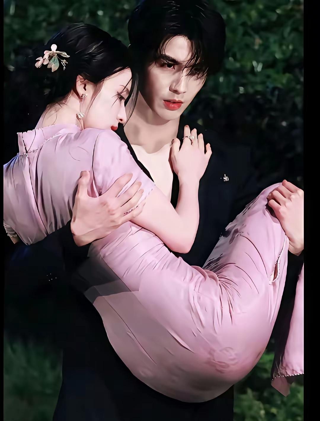 公主抱真的分谁来演
看看张凌赫和王楚然
一看就是恋人之间
感情剧还得成年人来演