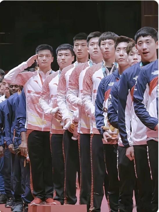 樊振东的军礼又正又戳心，满是赤诚与荣光。这一抬手，就是中国军人的榜样！

这张照