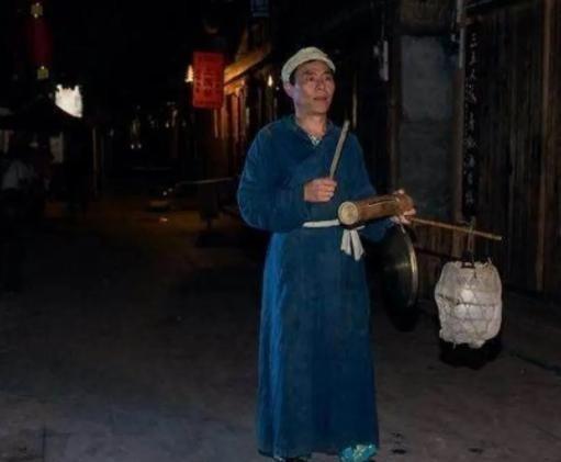 古人为何深夜一定要打更，如果没人打更后果会非常严重，他们的智慧让人叹服。

打更