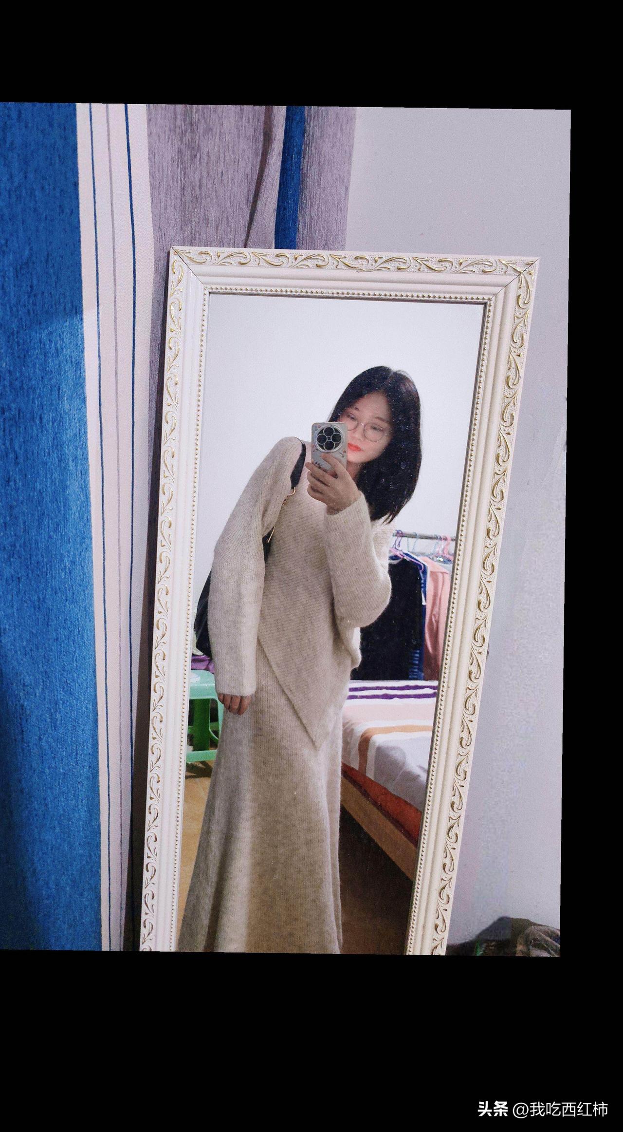 她一毕业就考上了编，她有了稳定工作，能够经济独立，可是她只是在区县体制内，朋友很