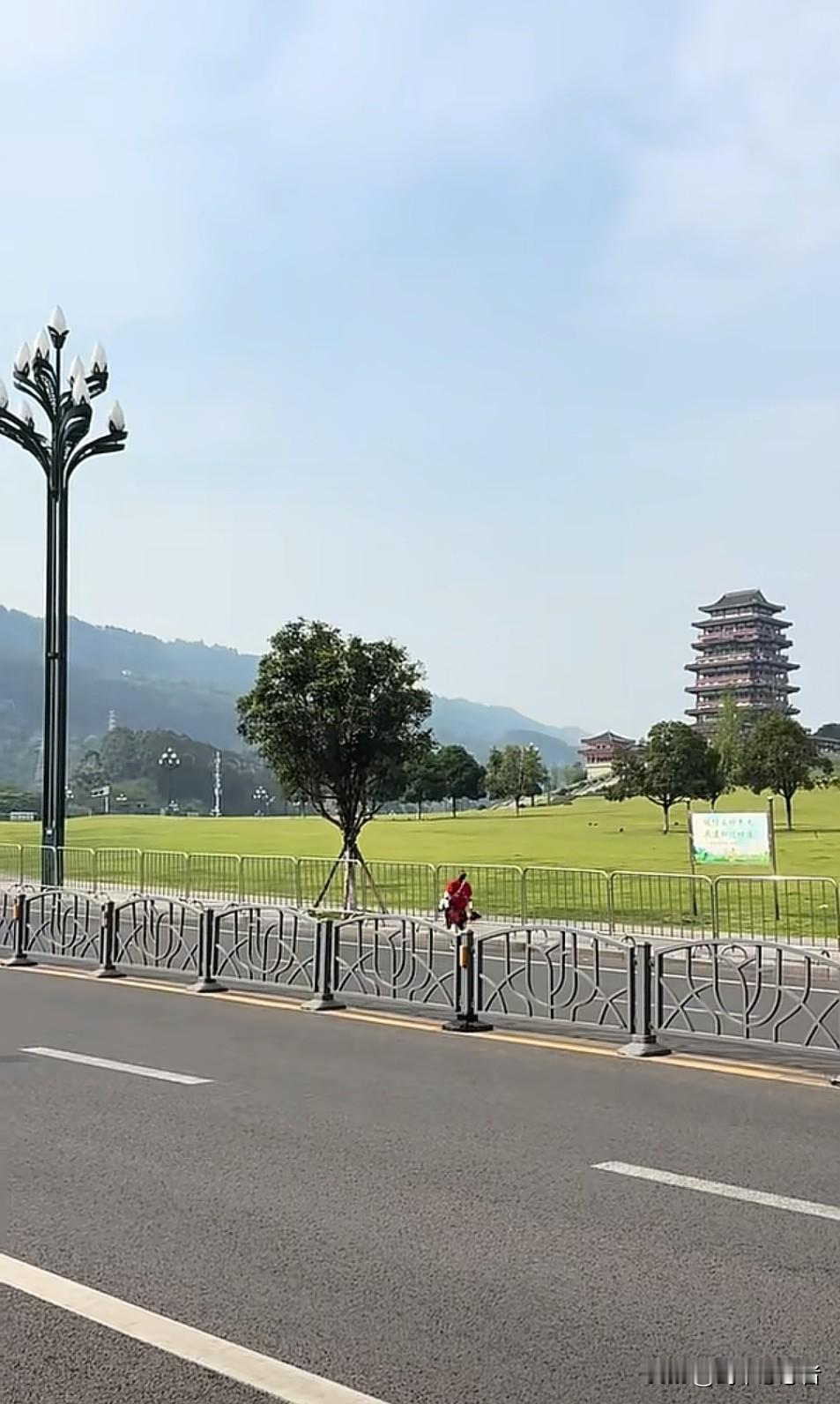 以后在野外碰见个机器人，别奇怪，这个时代已经在路上了。你看宜宾马拉松队伍里，那个