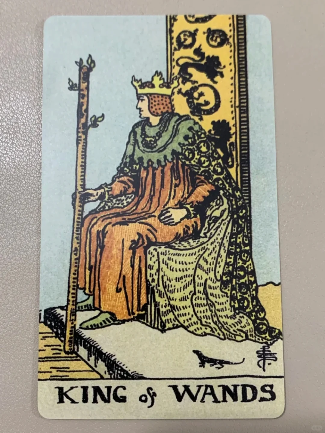 这张牌预示着：你马上拥有安稳而富有的末来星币十的 寓意：即将拥有安稳而...