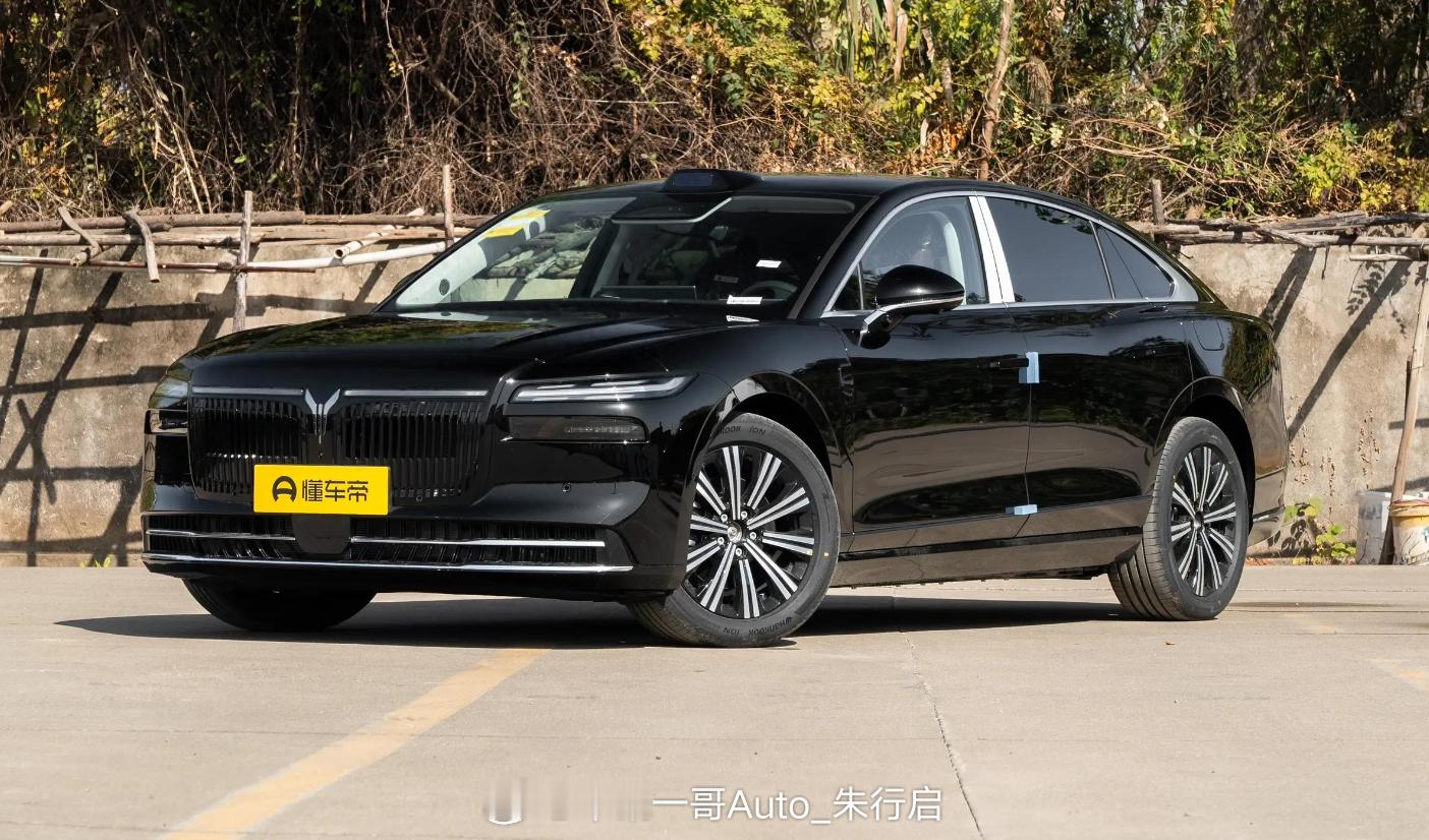 全新岚图追光L将于12月10日正式上市，新车搭载了插混动力，标配华为乾崑ADS4