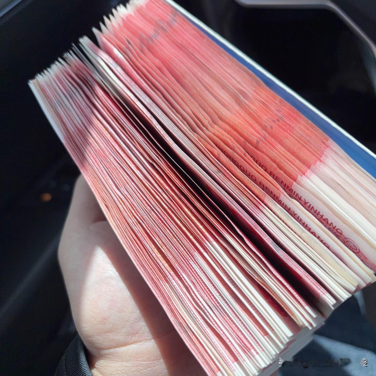 32岁才开始存钱，算不算晚？

今天我揣着一万多块钱，领着我家雪宝去银行存钱，心