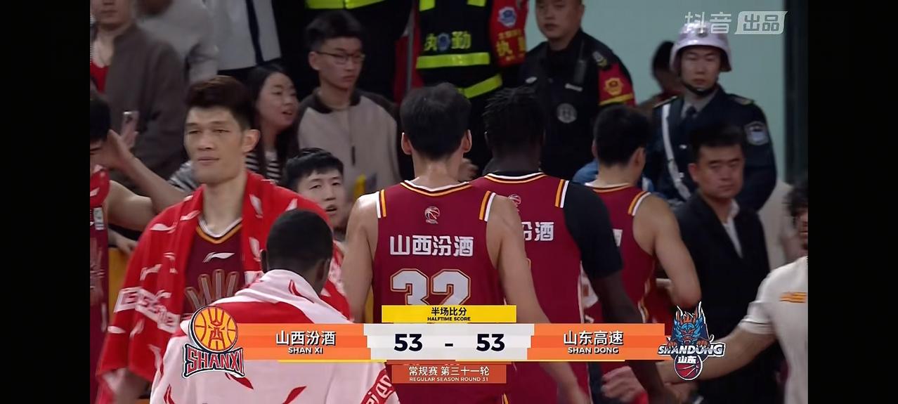 山东高速53：53上半场和山西汾酒平分秋色。CBA常规赛第三十一轮山东高速客场挑
